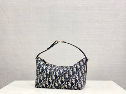 The face value is too grassy🌱 Totally fascinated again 〰️ Dior's bag is simply not too fairy •ᴥ• 3103