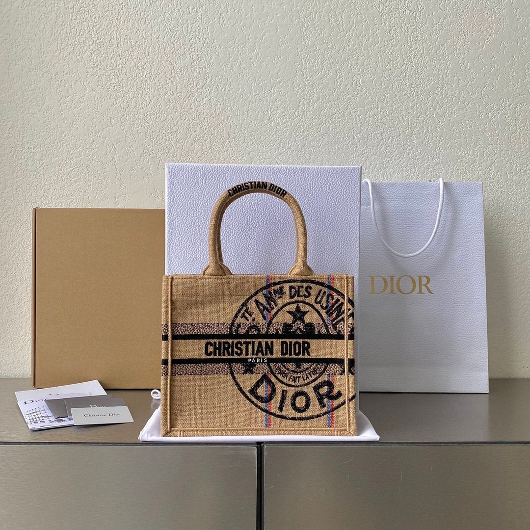 𝗗𝗜𝗢𝗥 𝗕𝗼𝗼𝗸 𝘁𝗼𝘁𝗲 shopping bags