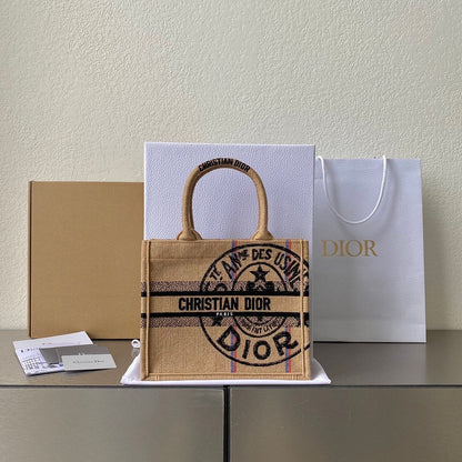 𝗗𝗜𝗢𝗥 𝗕𝗼𝗼𝗸 𝘁𝗼𝘁𝗲 shopping bags