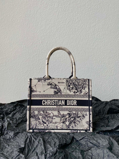 𝗗𝗜𝗢𝗥 𝗕𝗼𝗼𝗸 𝘁𝗼𝘁𝗲 shopping bags