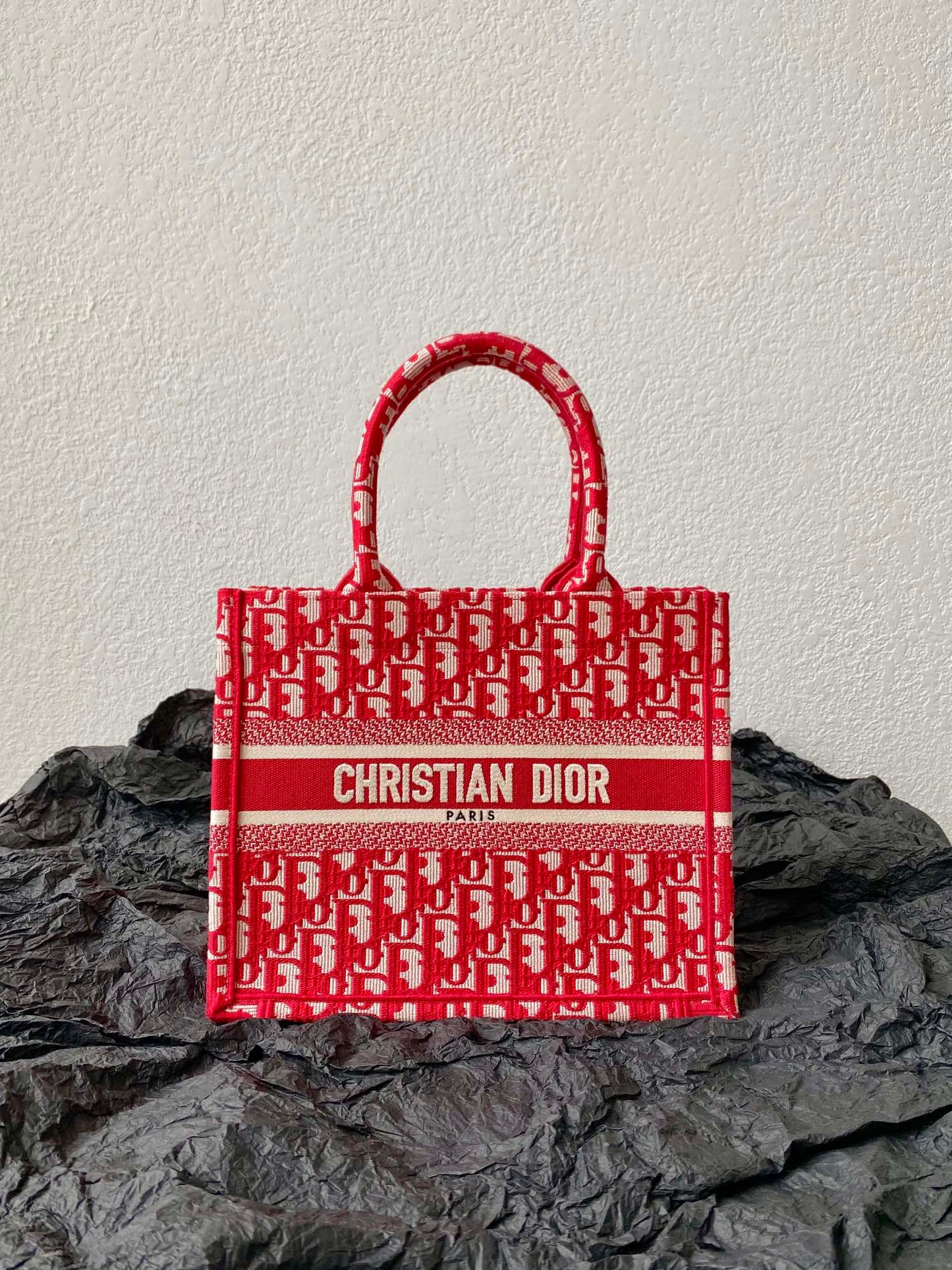 𝗗𝗜𝗢𝗥 𝗕𝗼𝗼𝗸 𝘁𝗼𝘁𝗲 shopping bags