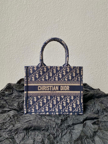 𝗗𝗜𝗢𝗥 𝗕𝗼𝗼𝗸 𝘁𝗼𝘁𝗲 shopping bags