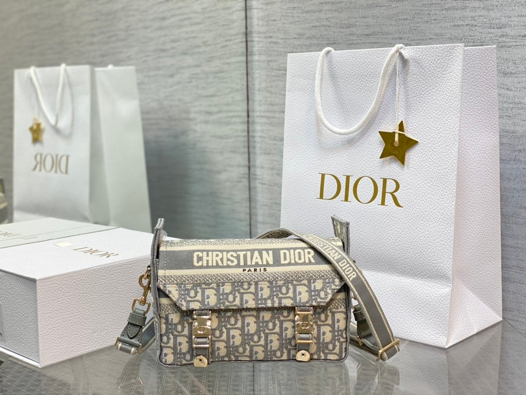 𝗗𝗜𝗢𝗥 𝗖𝗮𝗺𝗽 latest messenger bag