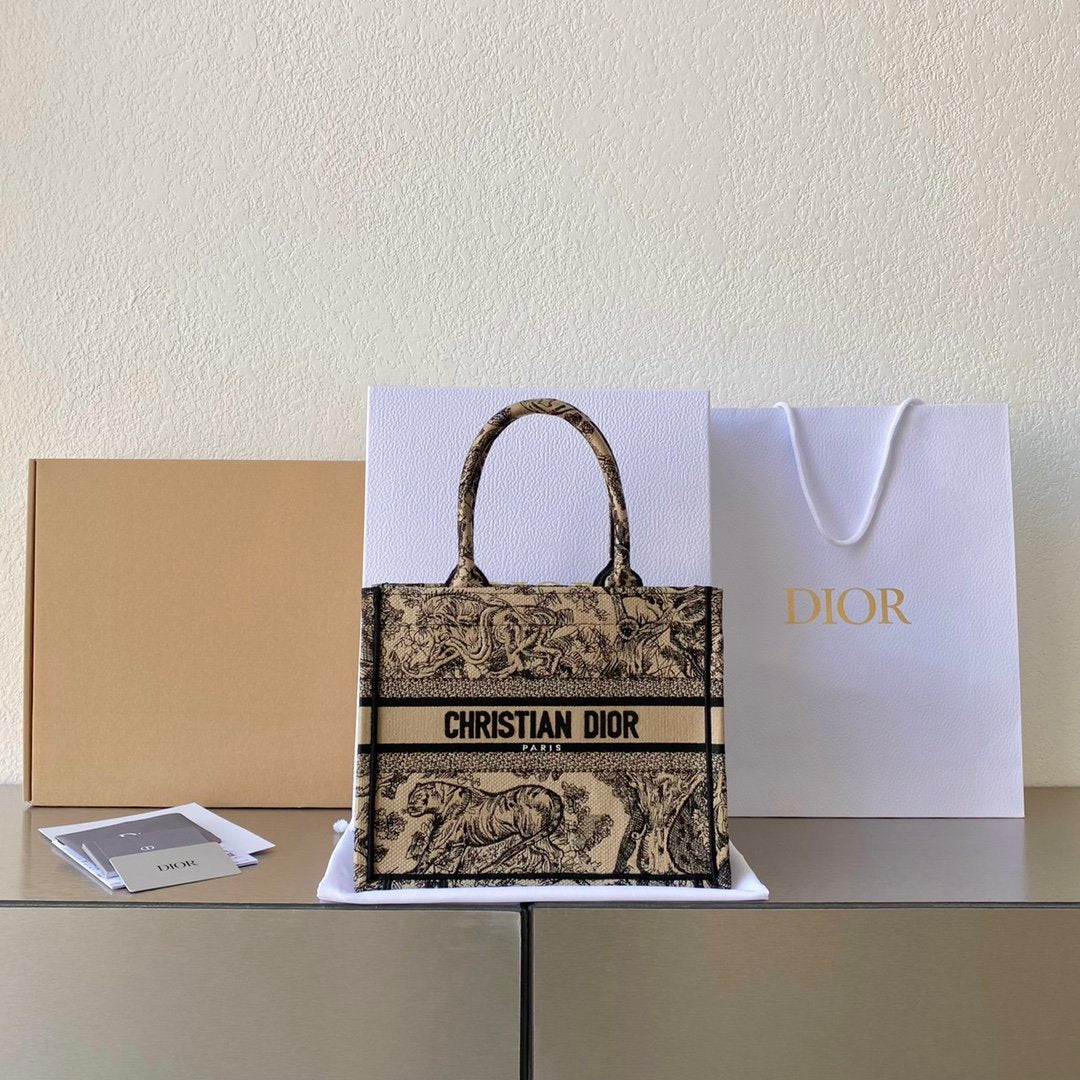 𝗗𝗜𝗢𝗥 𝗕𝗼𝗼𝗸 𝘁𝗼𝘁𝗲 shopping bags