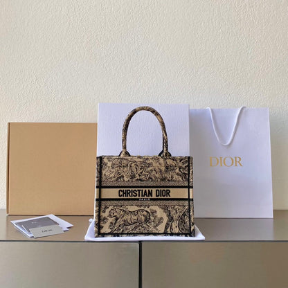 𝗗𝗜𝗢𝗥 𝗕𝗼𝗼𝗸 𝘁𝗼𝘁𝗲 shopping bags