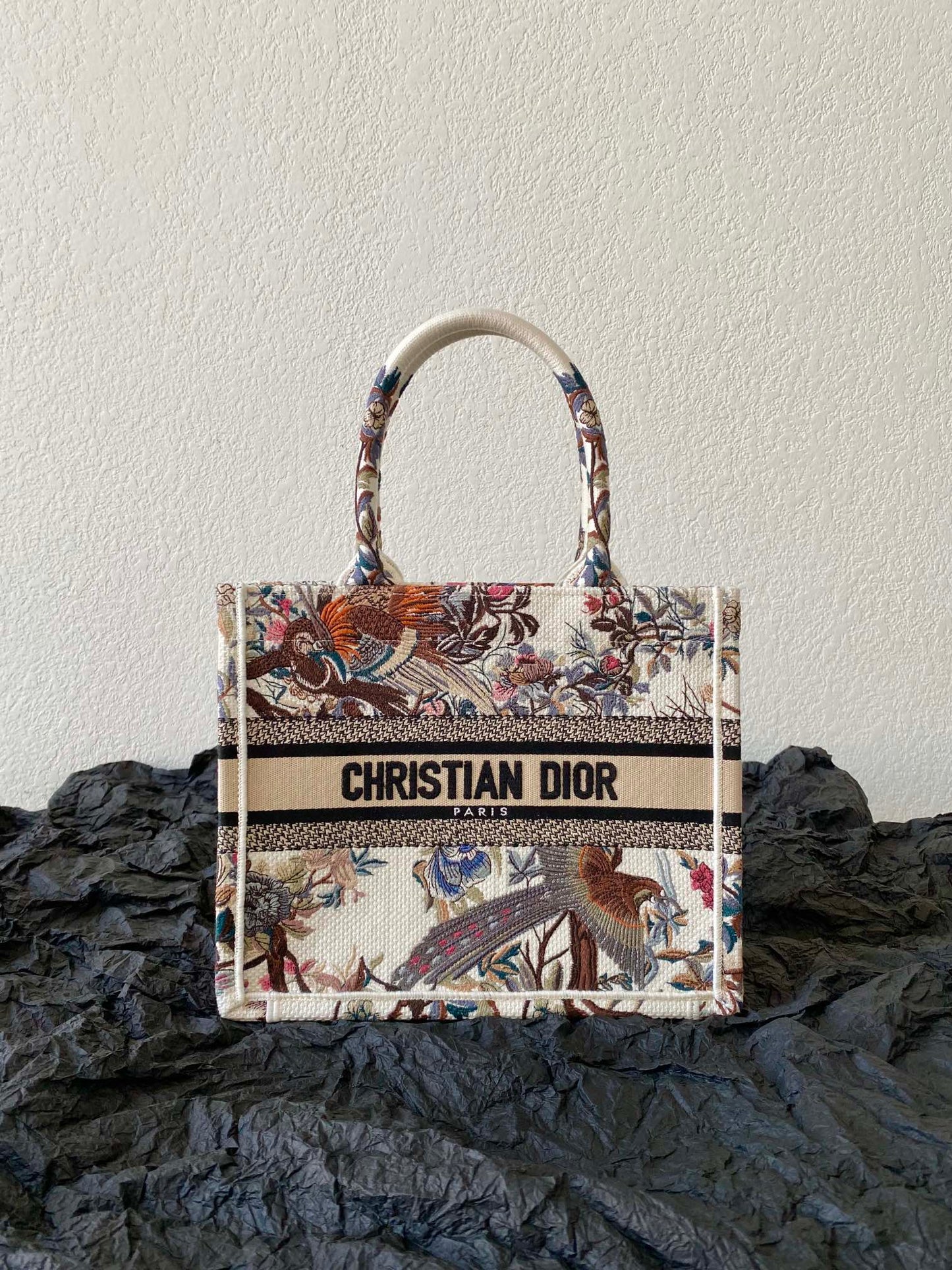 𝗗𝗜𝗢𝗥 𝗕𝗼𝗼𝗸 𝘁𝗼𝘁𝗲 shopping bags