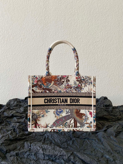 𝗗𝗜𝗢𝗥 𝗕𝗼𝗼𝗸 𝘁𝗼𝘁𝗲 shopping bags