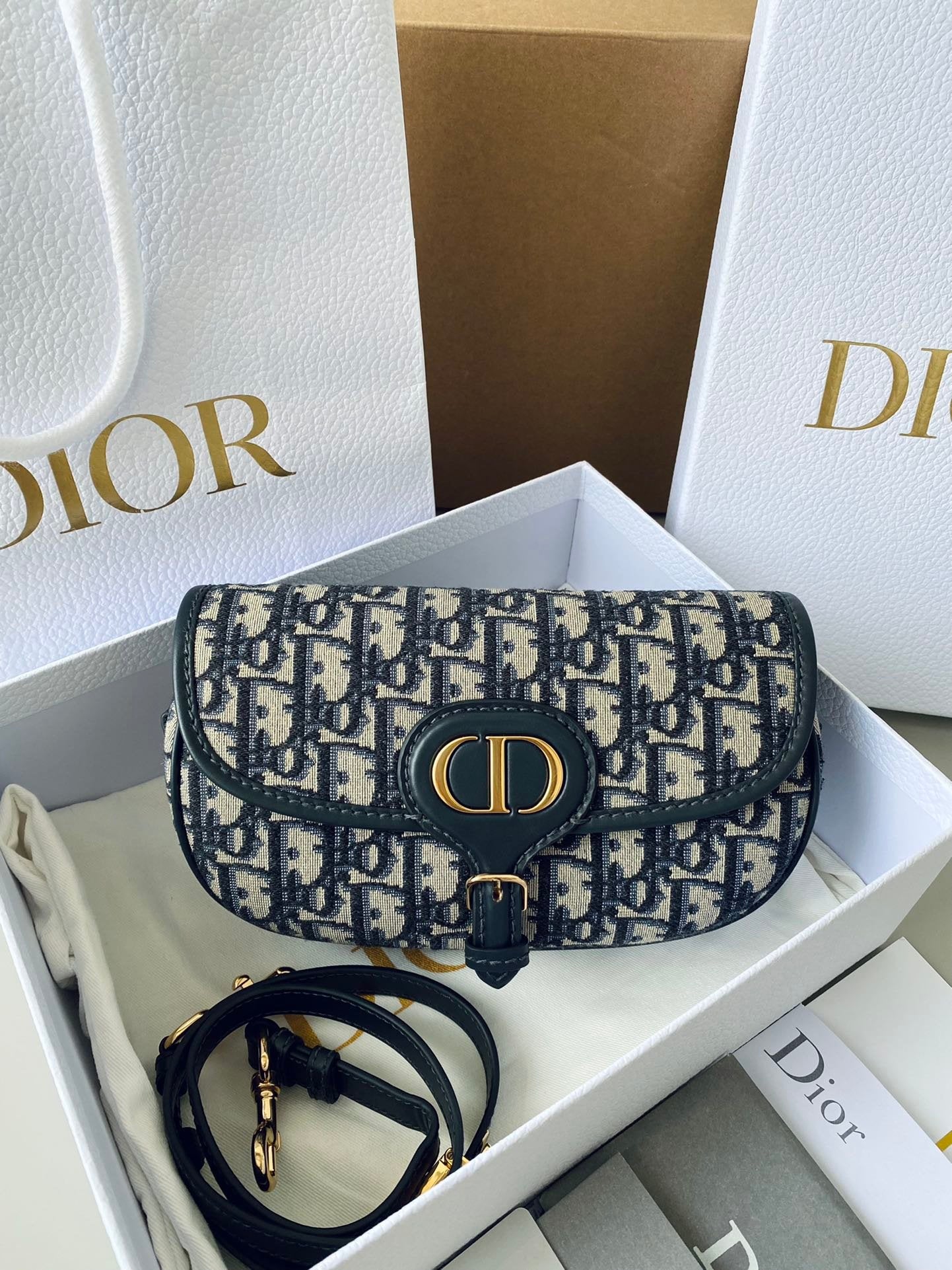 𝗖𝗗 𝗘𝗮𝘀𝘁-𝗪𝗲𝘀𝘁 𝗕𝗼𝗯𝗯𝘆 crescent moon bag