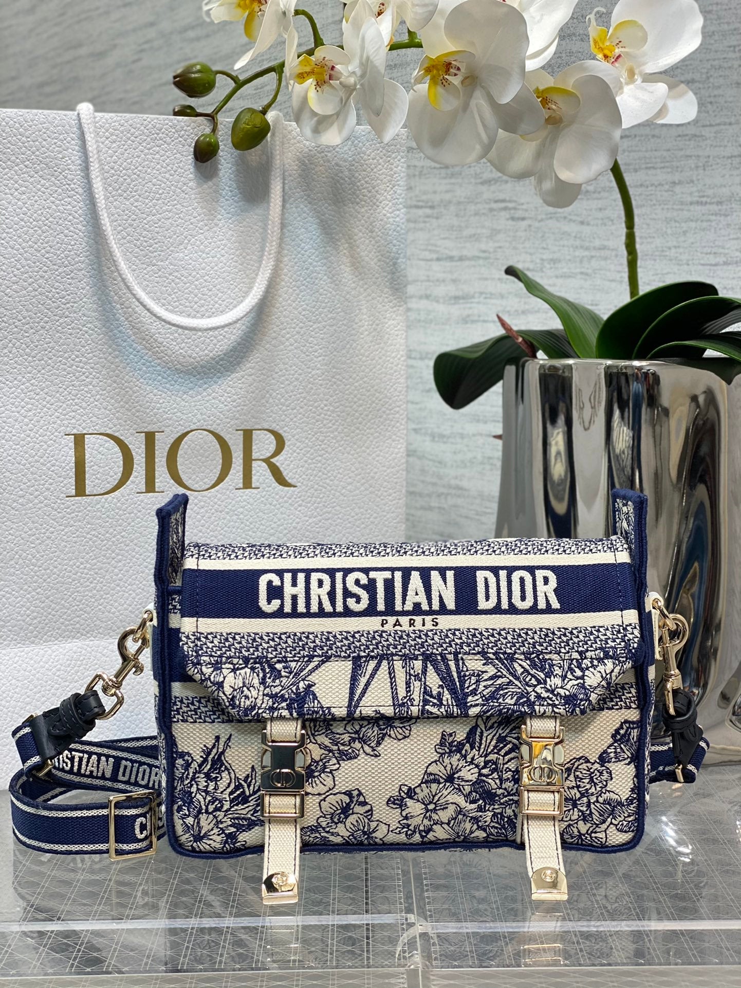 𝗗𝗜𝗢𝗥 𝗖𝗮𝗺𝗽 latest messenger bag