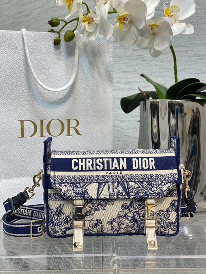 𝗗𝗜𝗢𝗥 𝗖𝗮𝗺𝗽 latest messenger bag