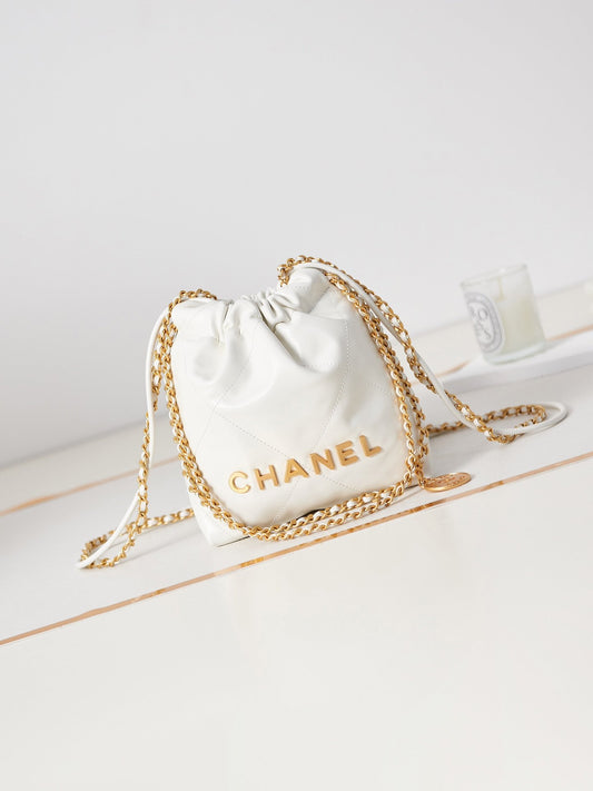 23🥰 Chanel's mini22 hit the heart