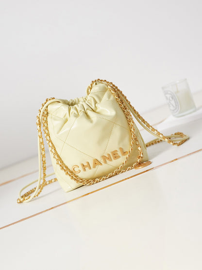 23🥰 Chanel's mini22 hit the heart