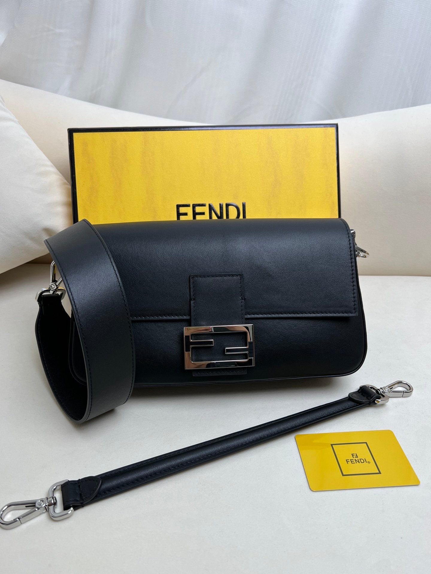 Fendi X Tiffany&Co jointly launched the classic medium-sized Baguette bag made of classic Tiffany BlueTM smooth cowhide