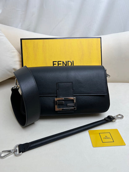 Fendi X Tiffany&Co jointly launched the classic medium-sized Baguette bag made of classic Tiffany BlueTM smooth cowhide