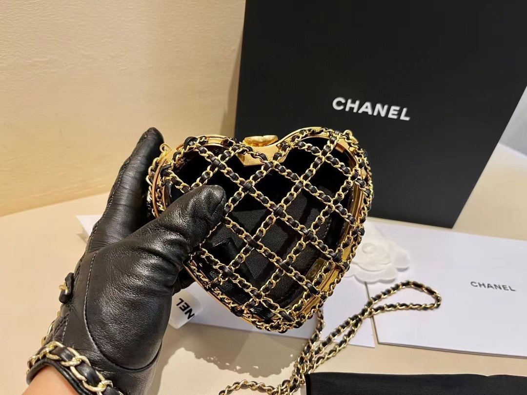 In stock𝐂𝐡𝐚𝐧𝐞𝐥 love is empty [love] Dinner bag 🤩 attractive noble gold Golden color ✨
