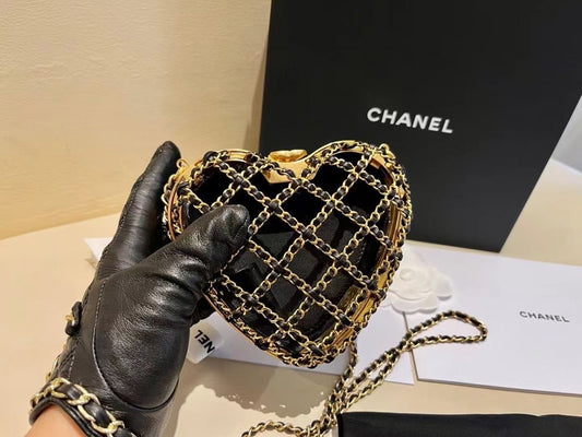 In stock𝐂𝐡𝐚𝐧𝐞𝐥 love is empty [love] Dinner bag 🤩 attractive noble gold Golden color ✨