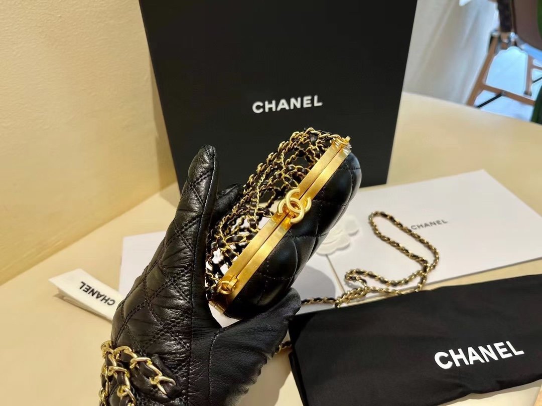 In stock𝐂𝐡𝐚𝐧𝐞𝐥 love is empty [love] Dinner bag 🤩 attractive noble gold Golden color ✨