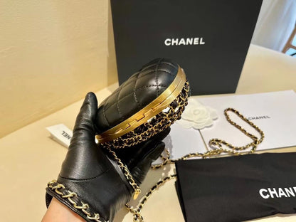 In stock𝐂𝐡𝐚𝐧𝐞𝐥 love is empty [love] Dinner bag 🤩 attractive noble gold Golden color ✨
