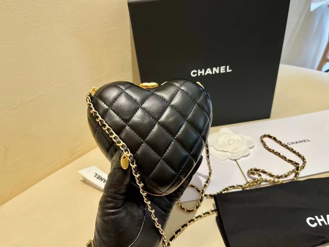 In stock𝐂𝐡𝐚𝐧𝐞𝐥 love is empty [love] Dinner bag 🤩 attractive noble gold Golden color ✨