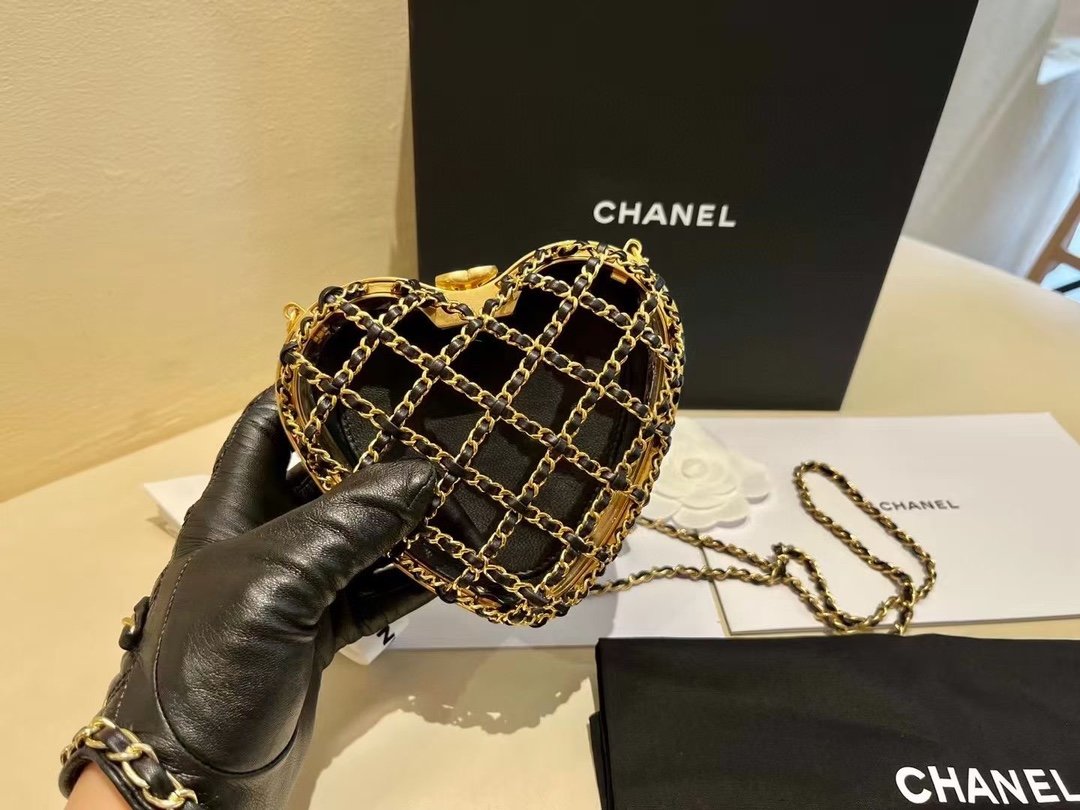 In stock𝐂𝐡𝐚𝐧𝐞𝐥 love is empty [love] Dinner bag 🤩 attractive noble gold Golden color ✨