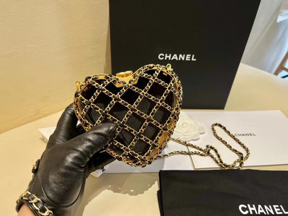 In stock𝐂𝐡𝐚𝐧𝐞𝐥 love is empty [love] Dinner bag 🤩 attractive noble gold Golden color ✨