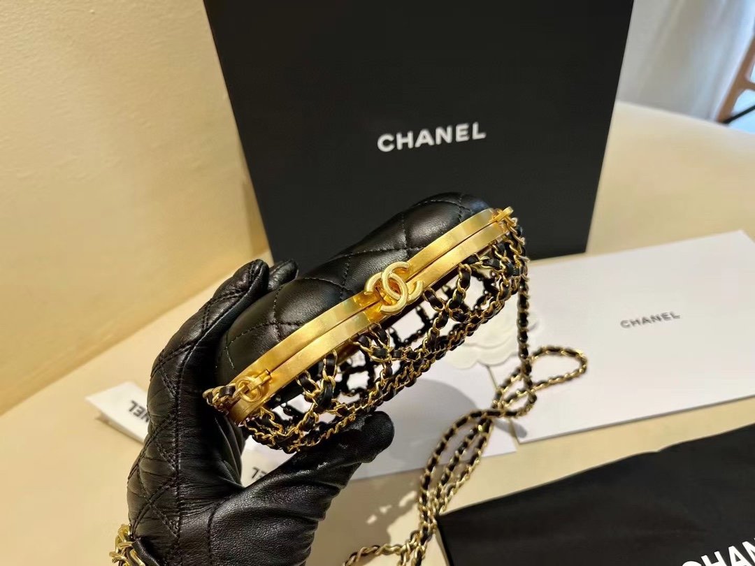 In stock𝐂𝐡𝐚𝐧𝐞𝐥 love is empty [love] Dinner bag 🤩 attractive noble gold Golden color ✨