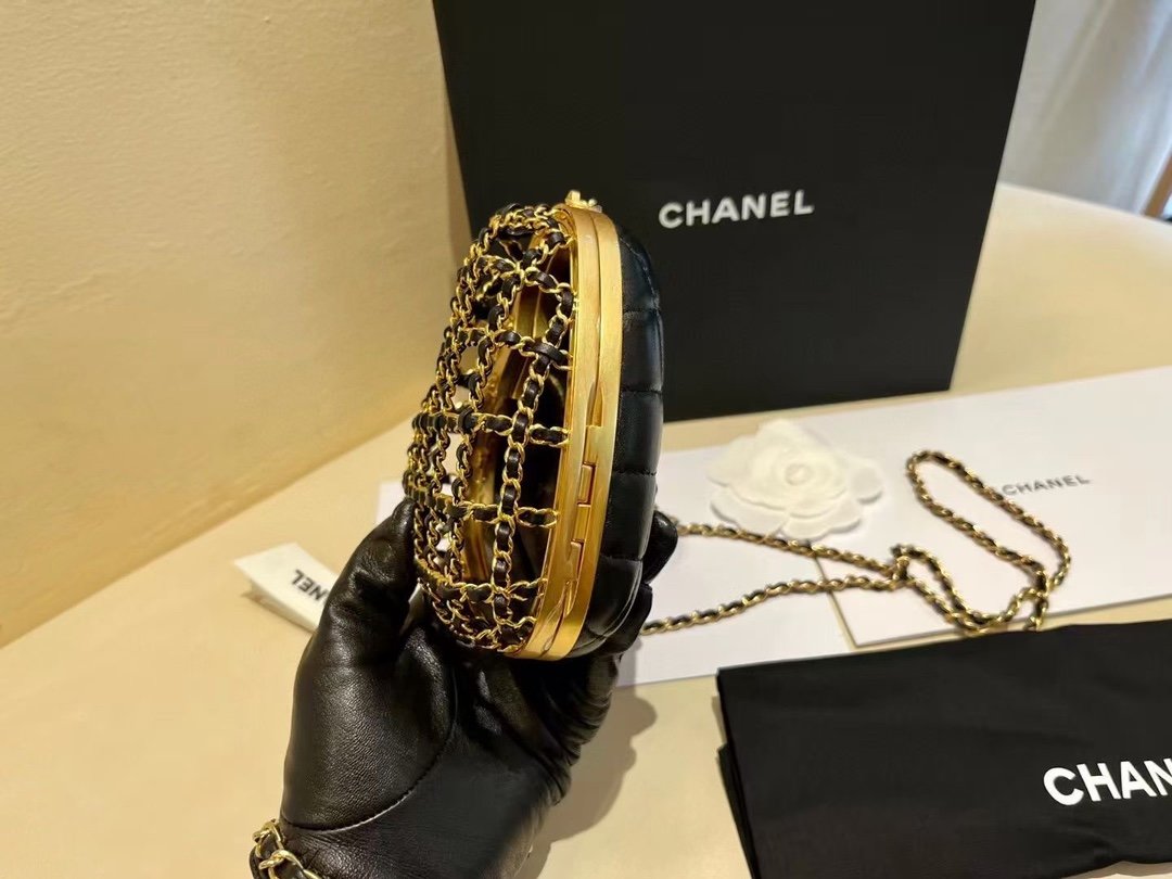 In stock𝐂𝐡𝐚𝐧𝐞𝐥 love is empty [love] Dinner bag 🤩 attractive noble gold Golden color ✨