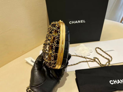 In stock𝐂𝐡𝐚𝐧𝐞𝐥 love is empty [love] Dinner bag 🤩 attractive noble gold Golden color ✨