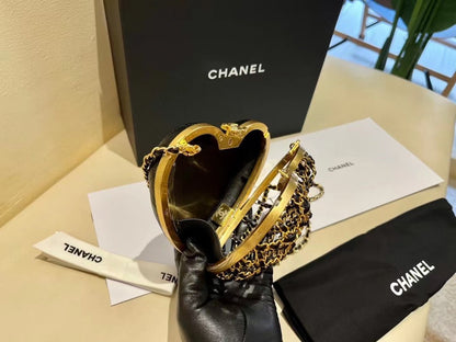 In stock𝐂𝐡𝐚𝐧𝐞𝐥 love is empty [love] Dinner bag 🤩 attractive noble gold Golden color ✨