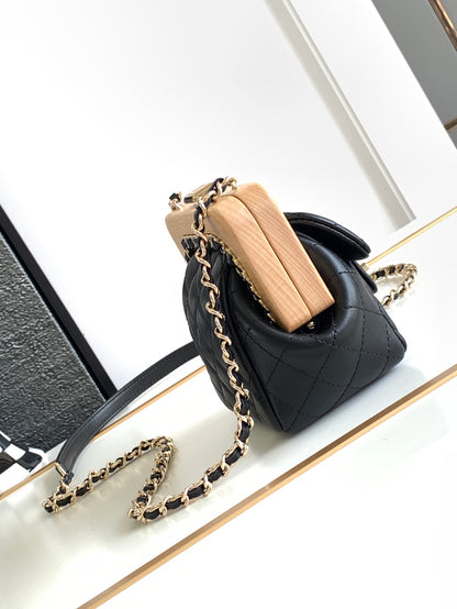 💎Good newsGood news💥💥💥Chanel 23 Spring/Summer | The little cutie goes out with a new bag on her back, and her steps are light up This king of wooden shelves is too much to hold back~