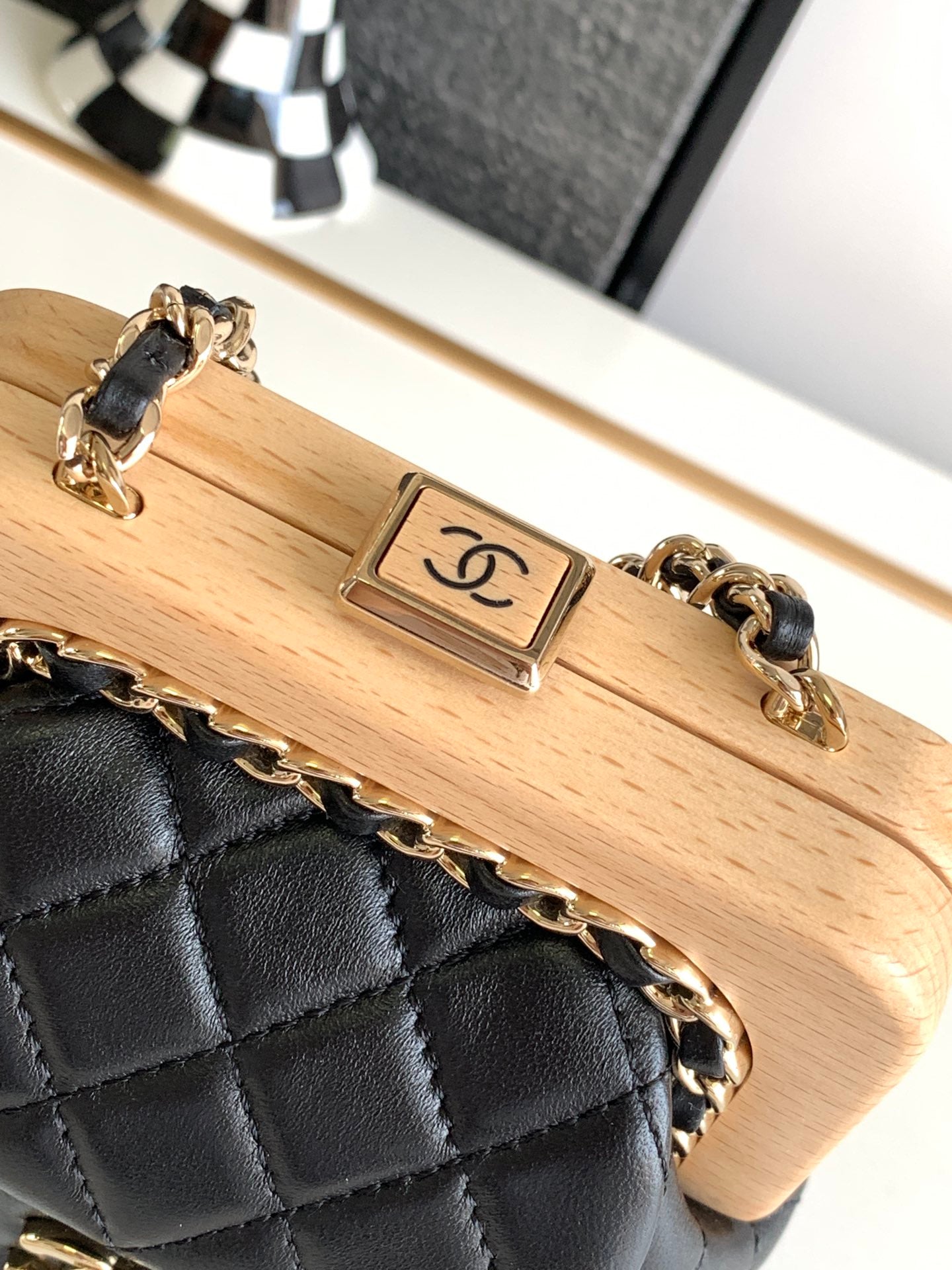 💎Good newsGood news💥💥💥Chanel 23 Spring/Summer | The little cutie goes out with a new bag on her back, and her steps are light up This king of wooden shelves is too much to hold back~