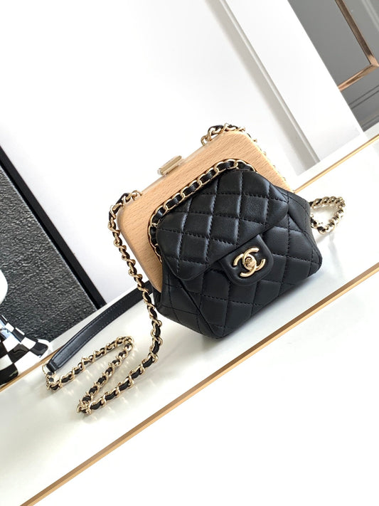 💎Good newsGood news💥💥💥Chanel 23 Spring/Summer | The little cutie goes out with a new bag on her back, and her steps are light up This king of wooden shelves is too much to hold back~