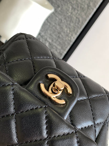 💎Good newsGood news💥💥💥Chanel 23 Spring/Summer | The little cutie goes out with a new bag on her back, and her steps are light up This king of wooden shelves is too much to hold back~