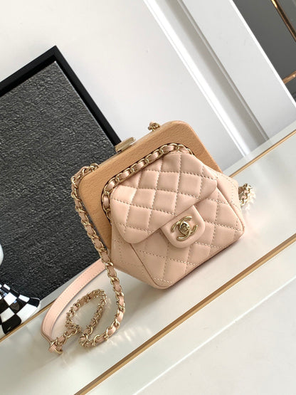 💎Good newsGood news💥💥💥Chanel 23 Spring/Summer | The little cutie goes out with a new bag on her back, and her steps are light up This king of wooden shelves is too much to hold back~