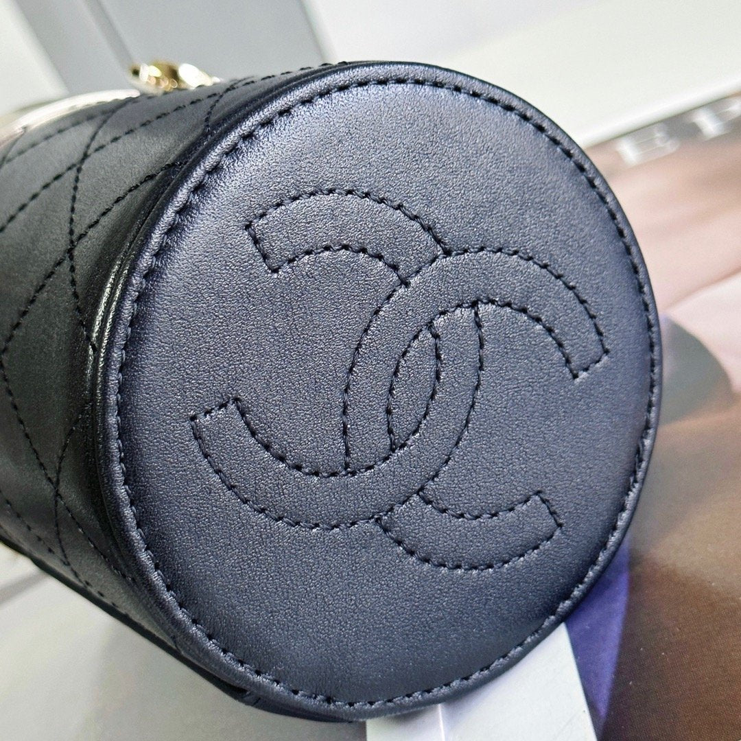 𝐂𝐡𝐚𝐧𝐞𝐥 23 spring/summer cosmetic bag Spot 23 spring and summer super mini cute and cute! A patent leather cosmetic bag with a built-in mirror. Don’t miss it. It’s super fashionable to carry on one shoulder or in your hand.