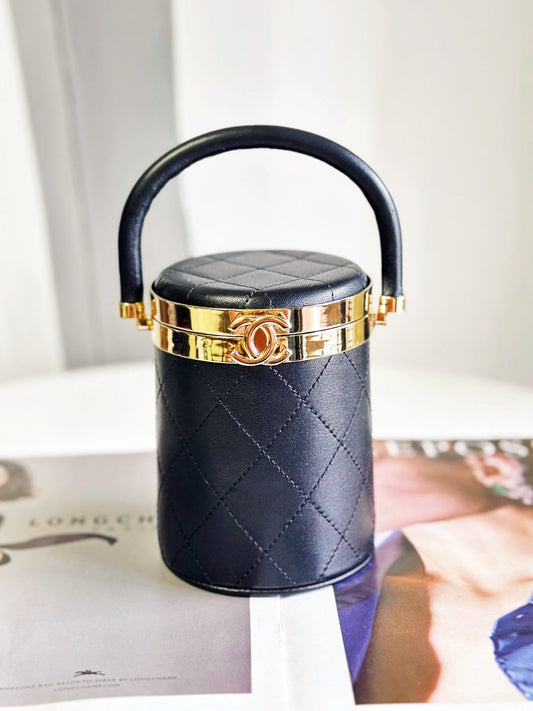 𝐂𝐡𝐚𝐧𝐞𝐥 23 spring/summer cosmetic bag Spot 23 spring and summer super mini cute and cute! A patent leather cosmetic bag with a built-in mirror. Don’t miss it. It’s super fashionable to carry on one shoulder or in your hand.