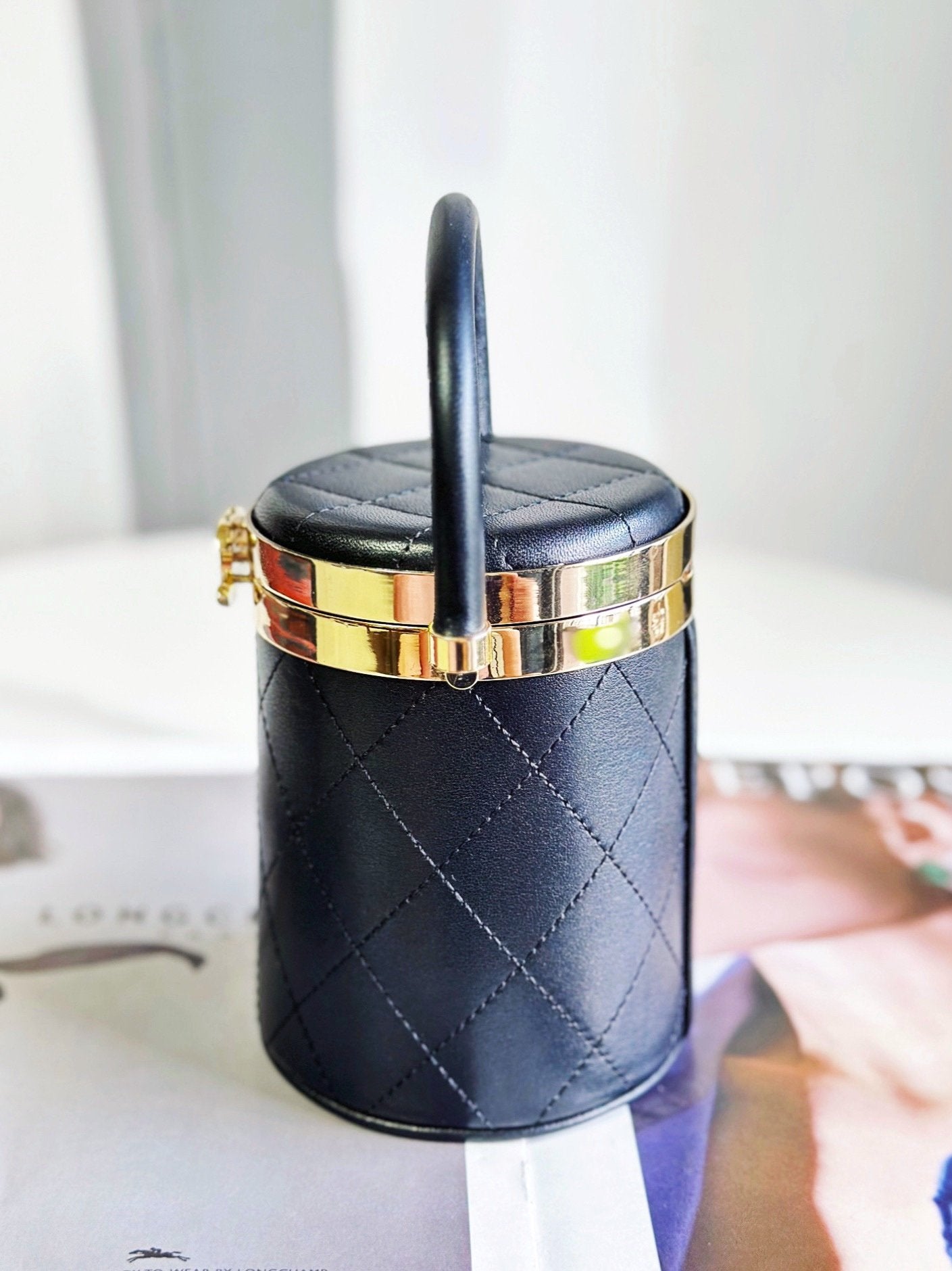 𝐂𝐡𝐚𝐧𝐞𝐥 23 spring/summer cosmetic bag Spot 23 spring and summer super mini cute and cute! A patent leather cosmetic bag with a built-in mirror. Don’t miss it. It’s super fashionable to carry on one shoulder or in your hand.