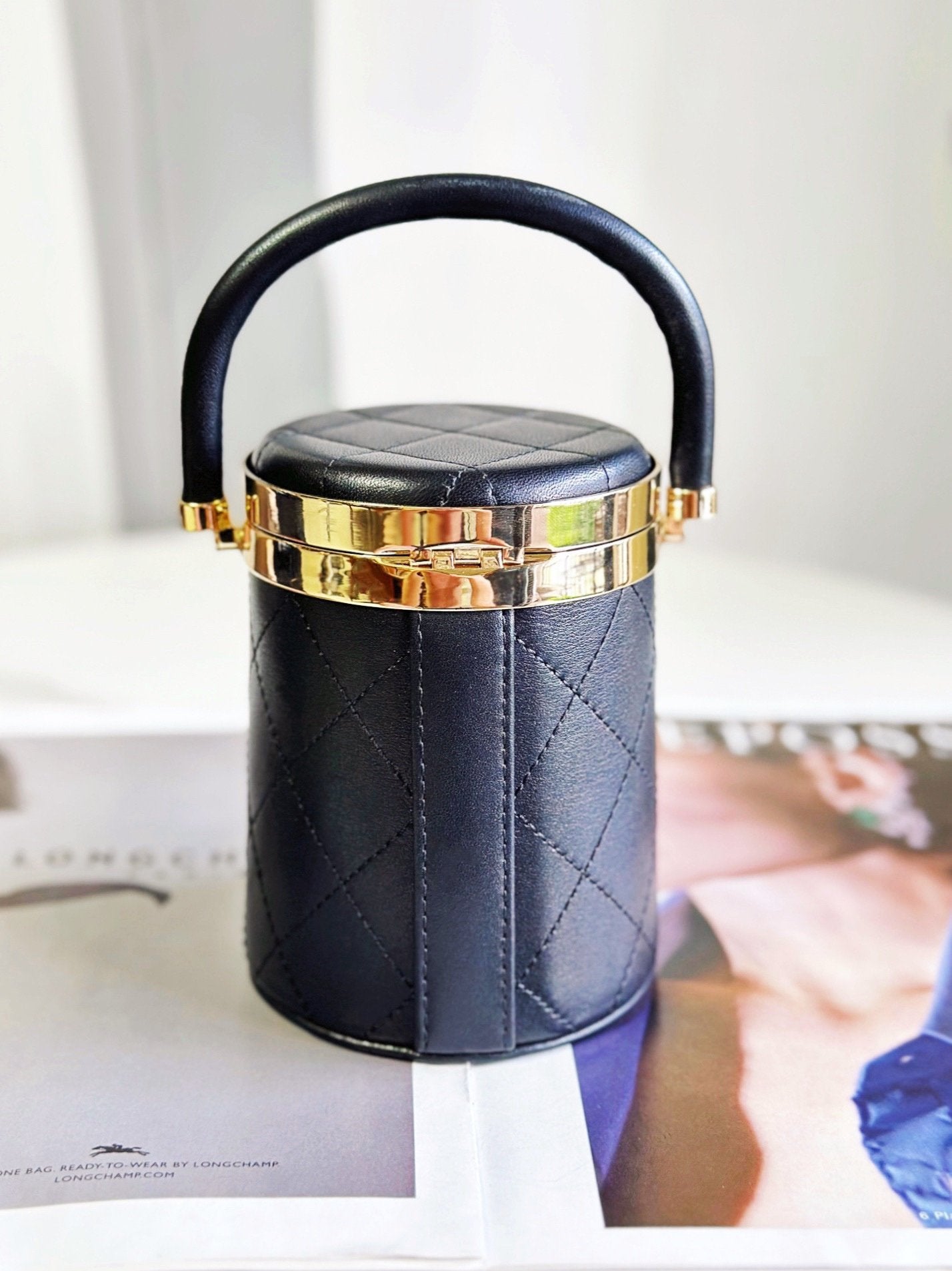 𝐂𝐡𝐚𝐧𝐞𝐥 23 spring/summer cosmetic bag Spot 23 spring and summer super mini cute and cute! A patent leather cosmetic bag with a built-in mirror. Don’t miss it. It’s super fashionable to carry on one shoulder or in your hand.