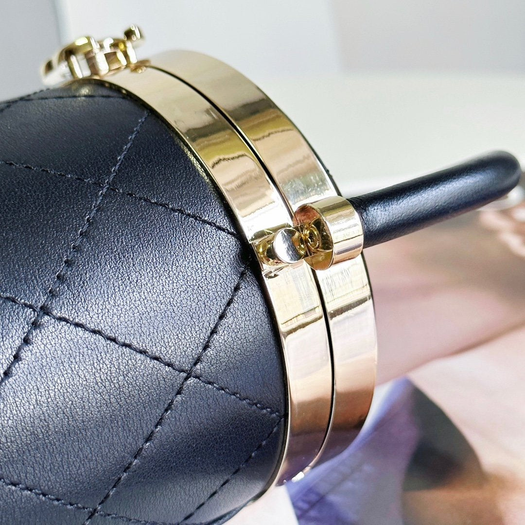 𝐂𝐡𝐚𝐧𝐞𝐥 23 spring/summer cosmetic bag Spot 23 spring and summer super mini cute and cute! A patent leather cosmetic bag with a built-in mirror. Don’t miss it. It’s super fashionable to carry on one shoulder or in your hand.