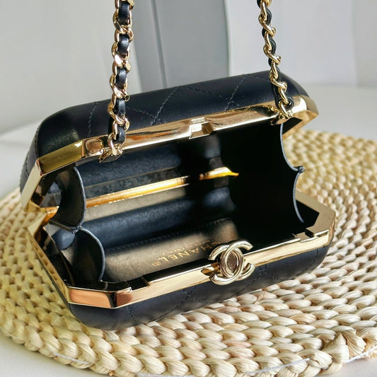 𝐂𝐡𝐚𝐧𝐞𝐥 23 spring/summer cosmetic bag In stock 23 spring and summer, the super mini is cute and cute. Don't miss it. It's super fashionable to carry on one shoulder or in hand.