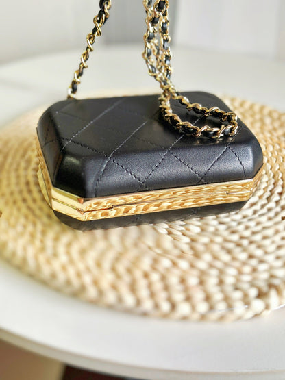 𝐂𝐡𝐚𝐧𝐞𝐥 23 spring/summer cosmetic bag In stock 23 spring and summer, the super mini is cute and cute. Don't miss it. It's super fashionable to carry on one shoulder or in hand.
