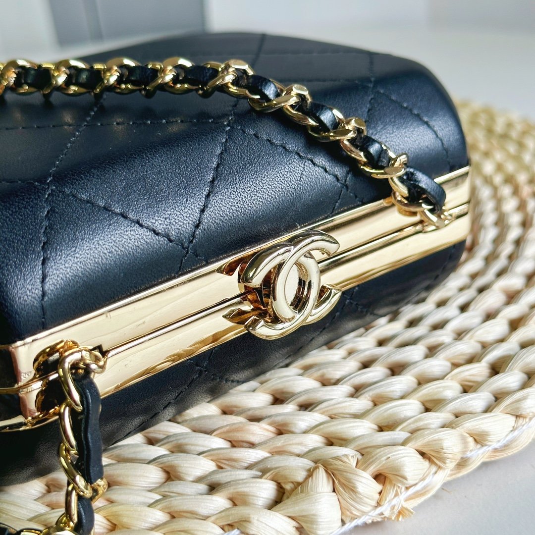 𝐂𝐡𝐚𝐧𝐞𝐥 23 spring/summer cosmetic bag In stock 23 spring and summer, the super mini is cute and cute. Don't miss it. It's super fashionable to carry on one shoulder or in hand.