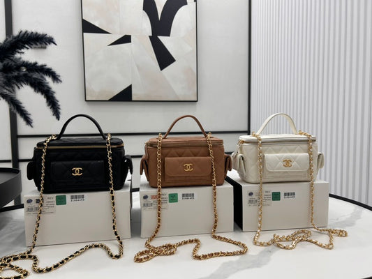 A96023 Chanel 23k new product pocket box bag 23k autumn and winter this one is very beautiful, the side pocket is more decorative, can be salty or sweet, the ball grain calfskin material is more durable, and can be carried crossbody or by hand Size: 17cm