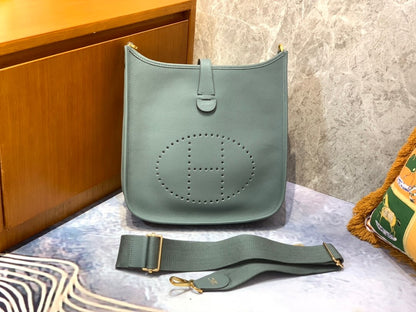Evelyne29cm: almond green
