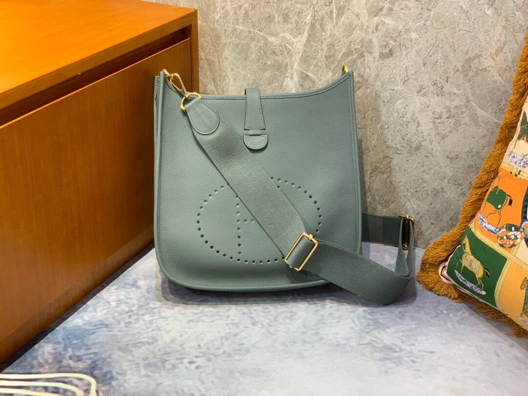 Evelyne29cm: almond green