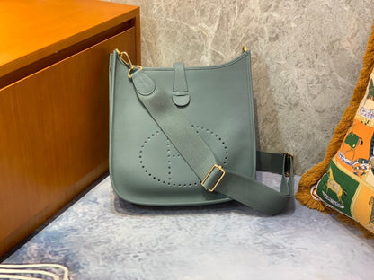Evelyne29cm: almond green