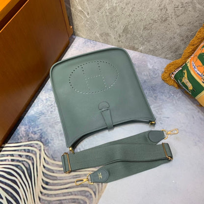 Evelyne29cm: almond green