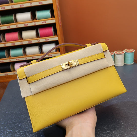 KL, 22cmswift: amber yellow