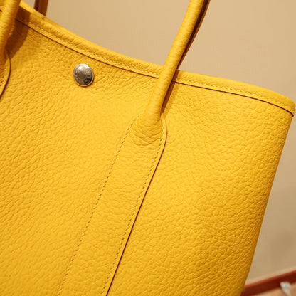 garden: amber yellow