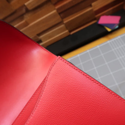 Constance: red
